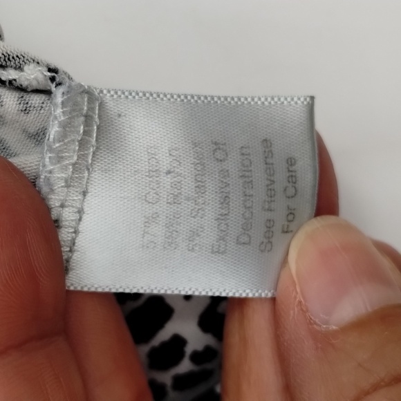 Vera Bradley women's size medium animal print black and white pocket tee - Picture 10 of 10